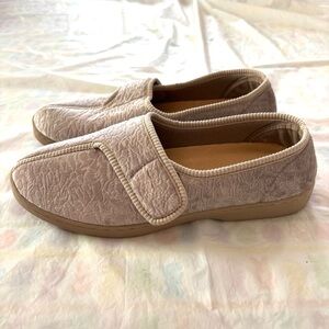 NWOT Foamtreads Jewel 2 Slippers in Champagne SZ 9